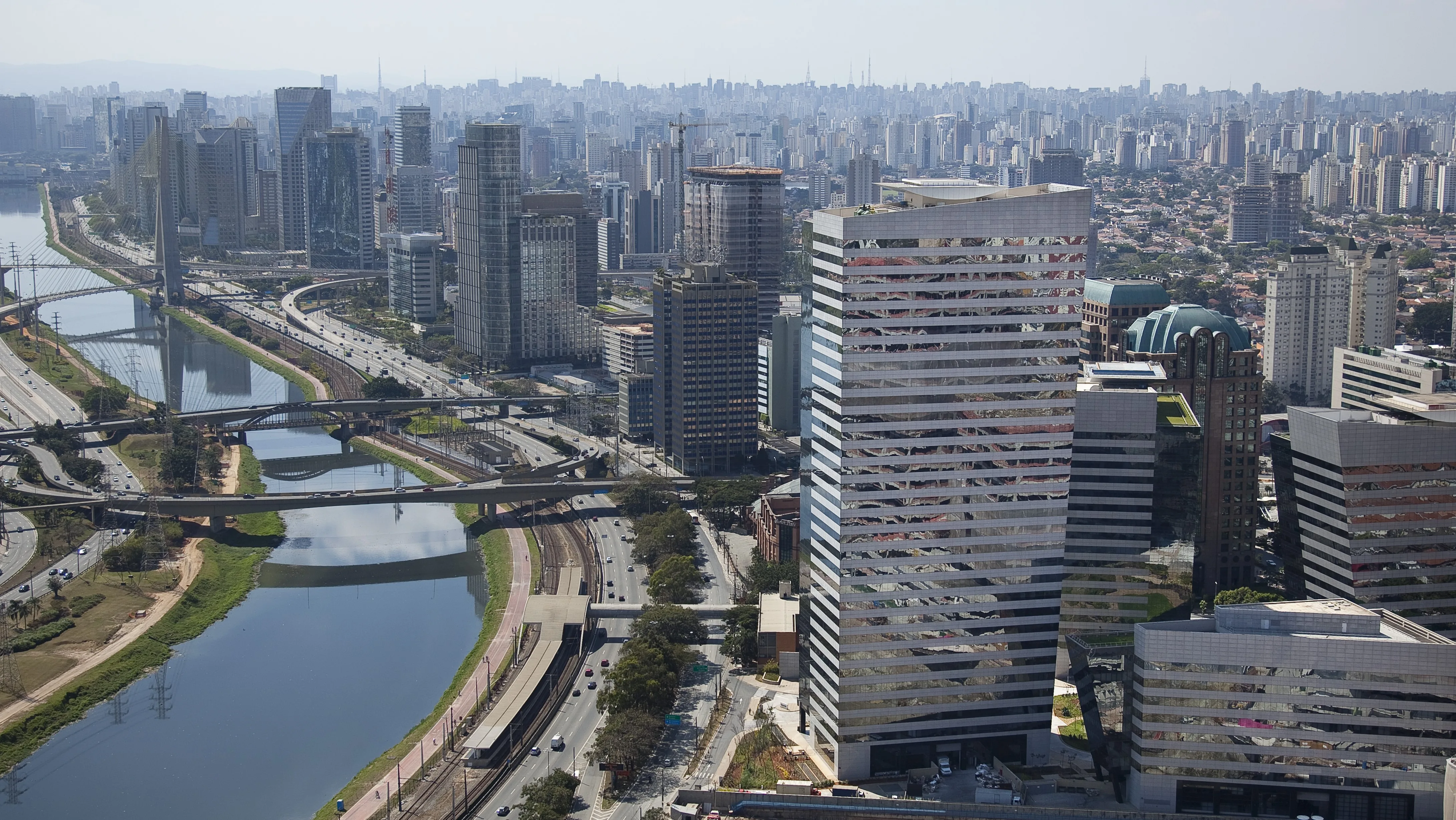 Rochaverá Corporate Towers - Torre Crystal — Edifício corporativo em Chucri Zaidan, São Paulo